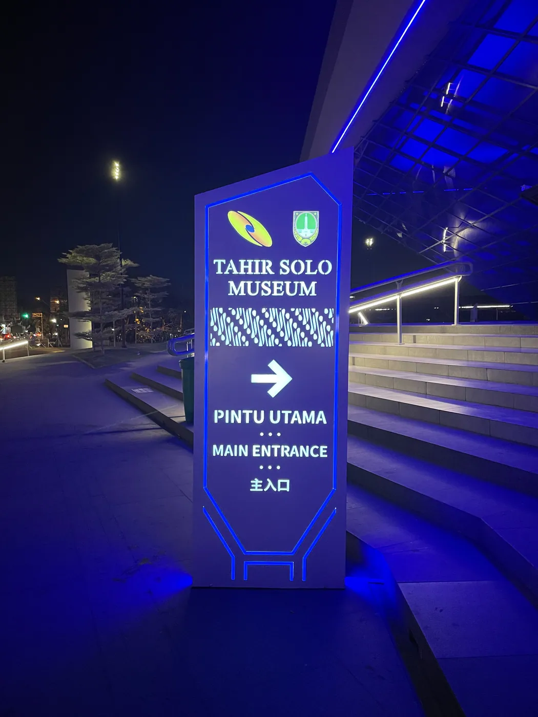 Pylon signage Tahir Solo Museum pada malam hari
